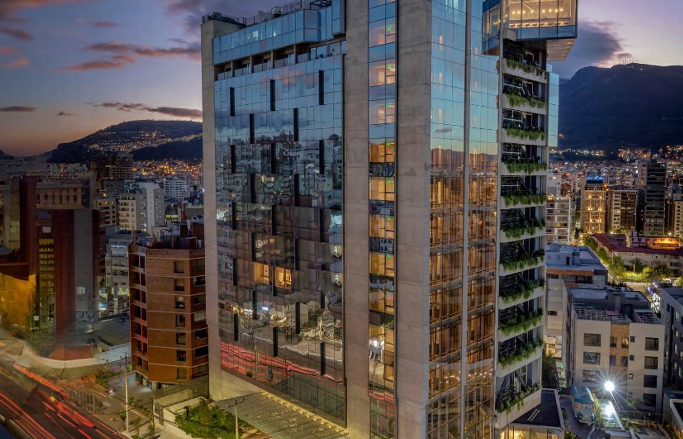 GO Quito Hotel al anochecer, sede del congreso